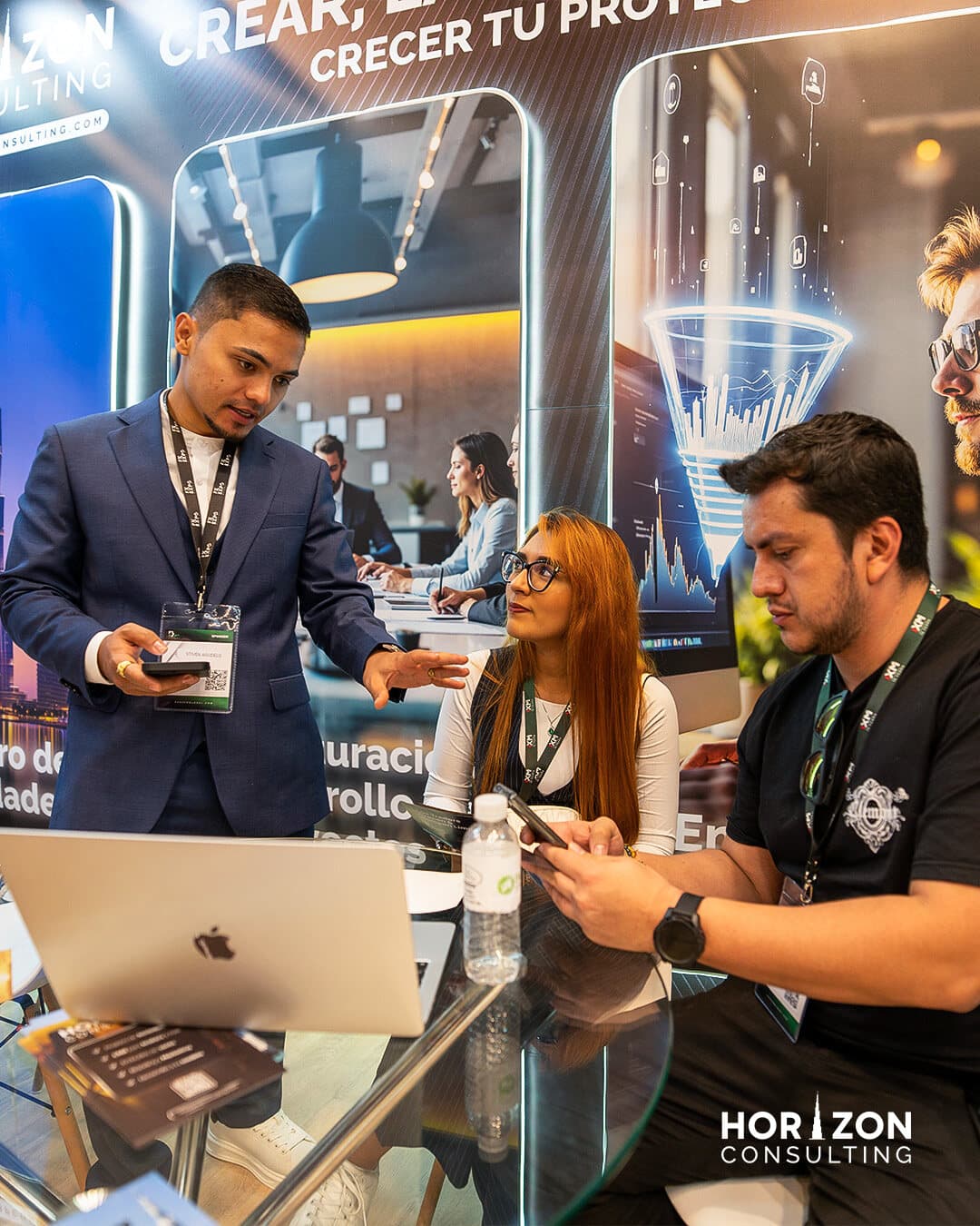 Equipo Horizon Consulting atendiendo prospectos en stand de evento fintech