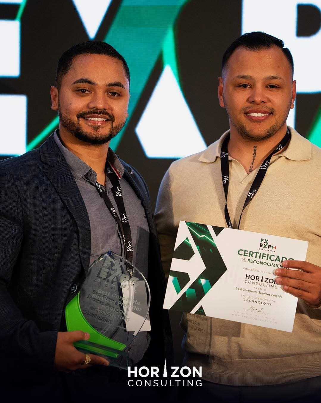 Equipo Horizon Consulting recibiendo premio Best Corporate Services Provider en FX EXPO Guadalajara
