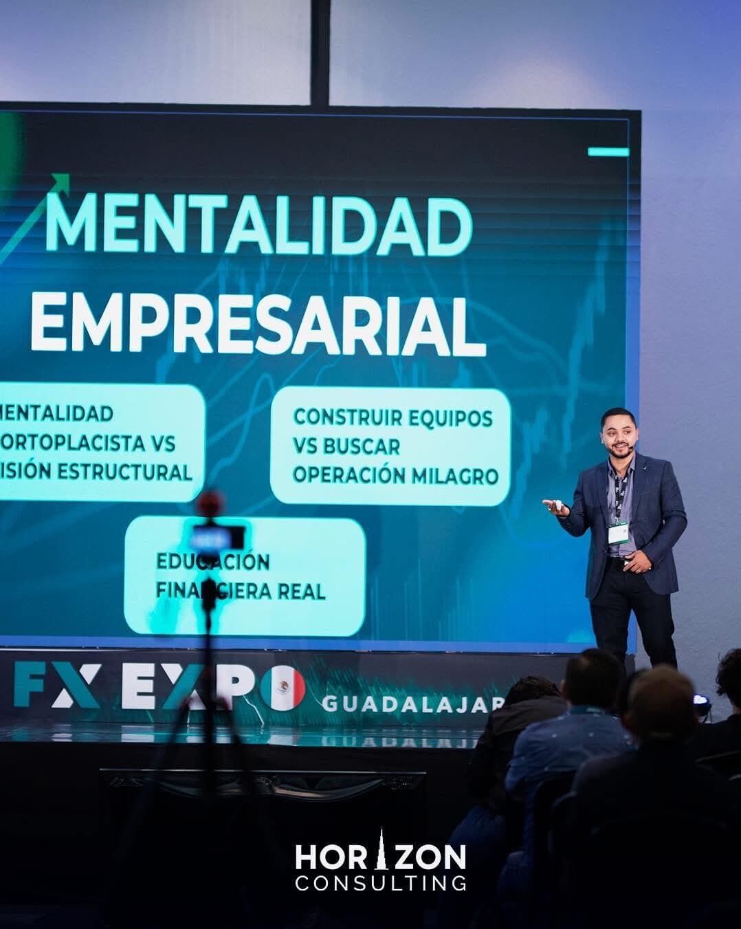Speaker de Horizon Consulting dando keynote en FX EXPO Guadalajara